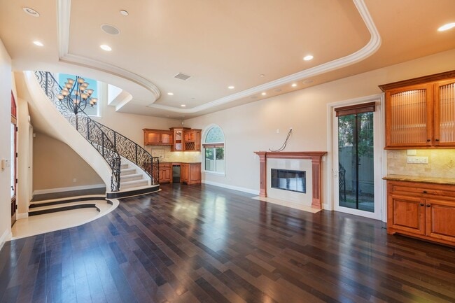 Building Photo - Luxury Detached Townhome in Redondo Beach