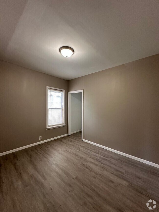 Building Photo - 3bedrooms 1 1/2 bathroom. The house is ver...