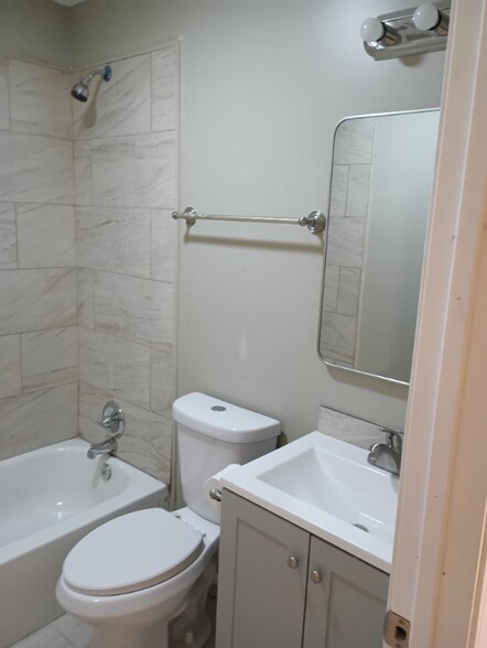 Building Photo - 821 W Cherry St