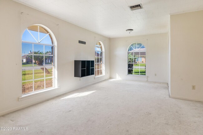 Building Photo - 512 Monarch Dr