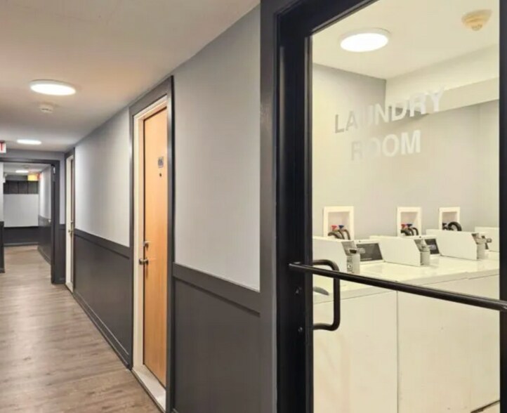 Building Photo - 456 W Barry Ave