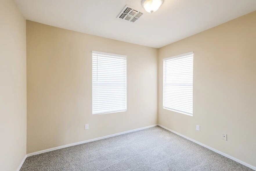 Building Photo - 113 E Beth Dr