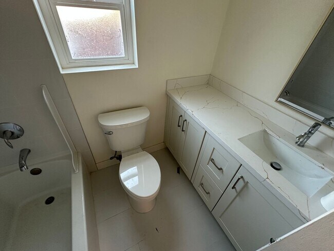 Building Photo - 2318 Geranium St