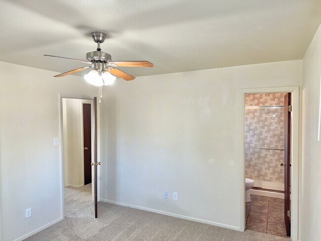 Building Photo - Three Bedroom Tri-Level Home in Garden Ranch