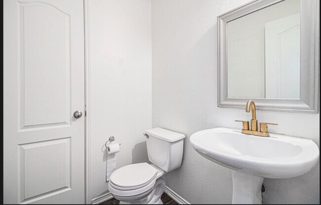 Building Photo - 403 Victory Ln