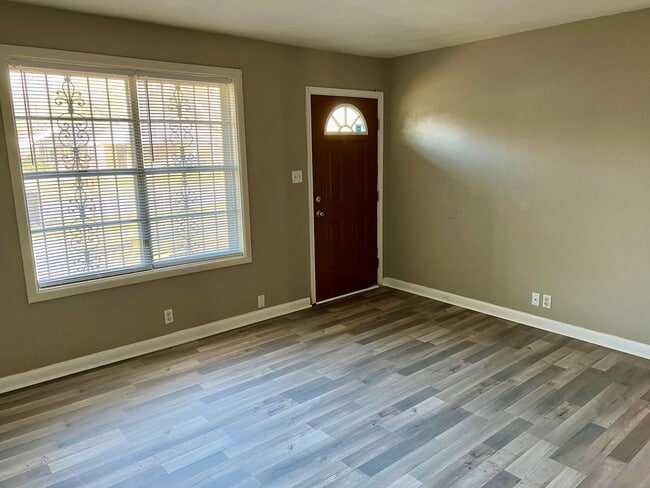 Building Photo - FOR RENT - 3 Bedroom, 1 Bath!