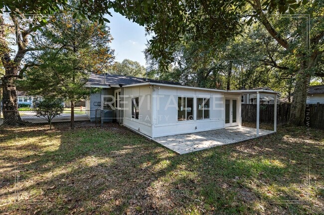 Building Photo - Adorable 3 Bed 2 Bath Cottage with Double ...