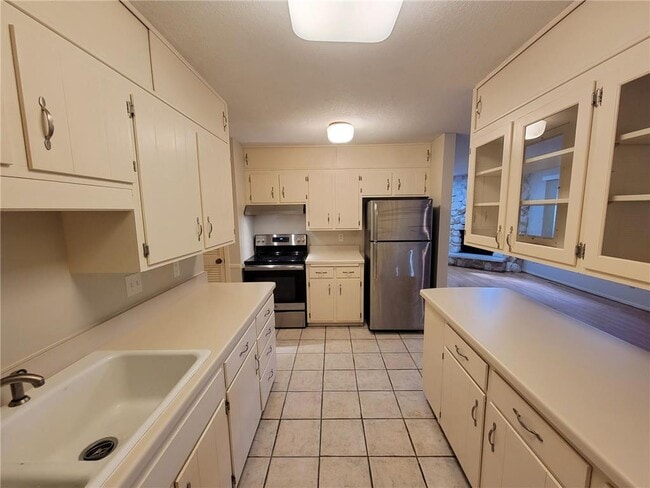 Building Photo - 14321 Fairway Dr