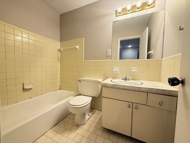 Building Photo - Remodeled 1 Bedroom Apartment!!! Walk to t...