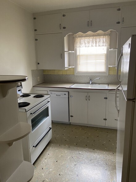 Stove, refrigerator and dish washer included - 316 W 7th St