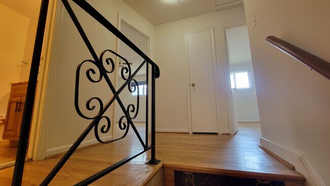 Building Photo - Spacious 4 Bed 3 Bath Home With Fully Fenced Yard In Amenity-Rich Kings Park West