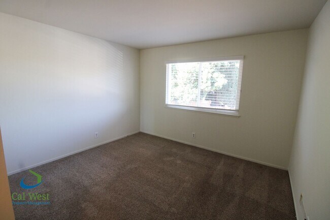Building Photo - $2395 - 2 Beds/1 Bath Upstairs Condo Near ...