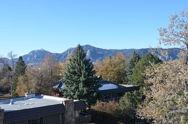 Building Photo - 3 Bedroom, 2 Bathroom Penthouse Condo in North Boulder.