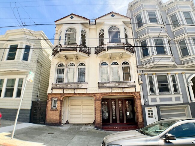 Building Photo - Stunning Multi-Level 4/2.5 W/ Dining Room....