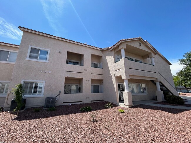 Primary Photo - BEAUTIFULLY MAINTAINED 2 BEDROOM, 2 BATH C...