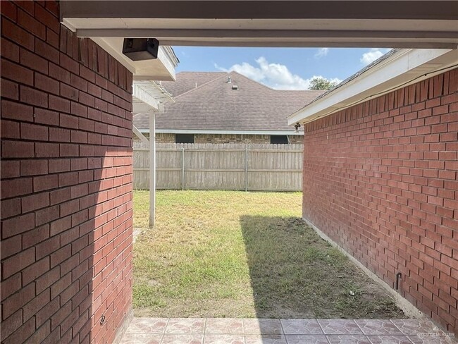 Building Photo - 4621 W Maple Ave