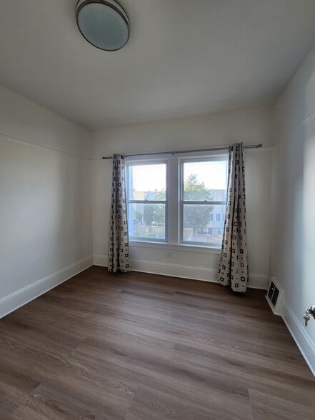 Building Photo - 521 18th Ave