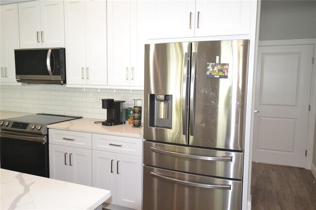 Building Photo - 281 Diogenes St