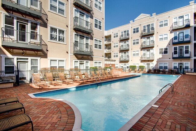 Building Photo - Spacious 3BR/2BA end unit at Bristol West ...