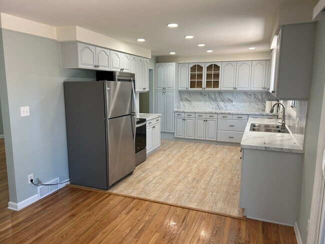 Building Photo - 3754 Hi Villa Dr