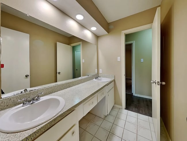 Building Photo - 151 Valleyglen Dr