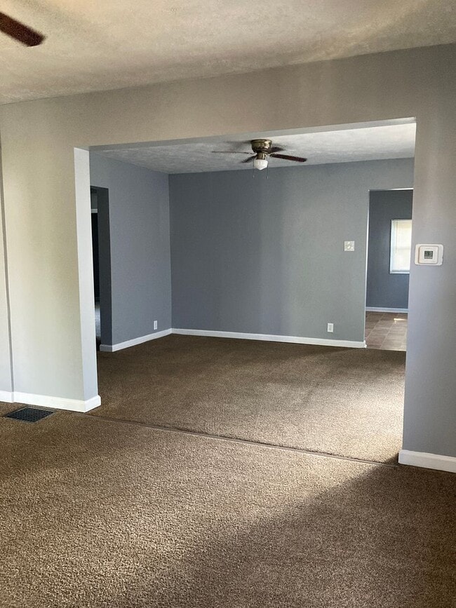 Building Photo - Nice 2 bedroom with fenced in back yard.
