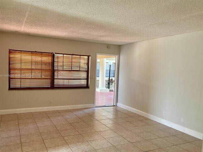 Building Photo - 2624 Riverside Dr