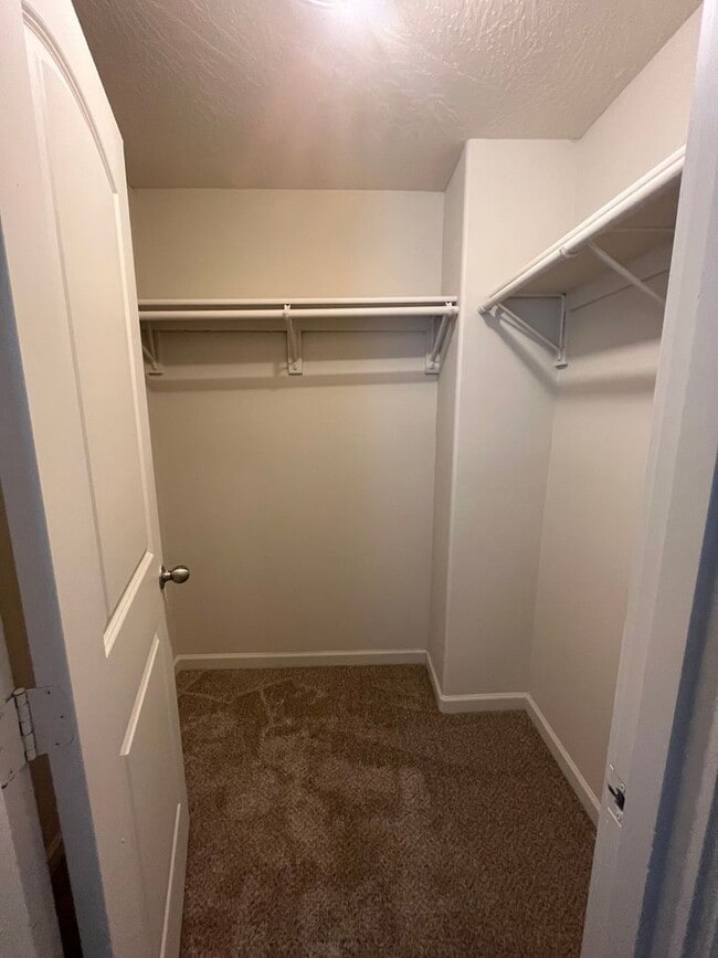 Building Photo - Townhouse style duplex in Lowell