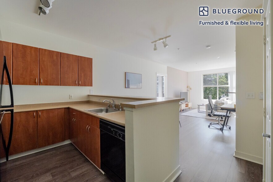 Building Photo - 11000 NE 10th St