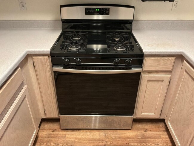 Building Photo - 3 Bedrooms 2.5 Bathrooms 2 car attached garage Gated Subdivision