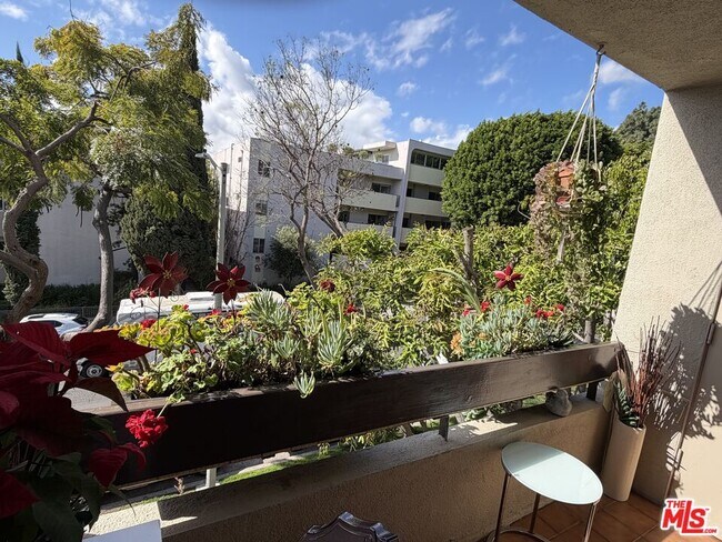 Building Photo - 950 Kings Rd