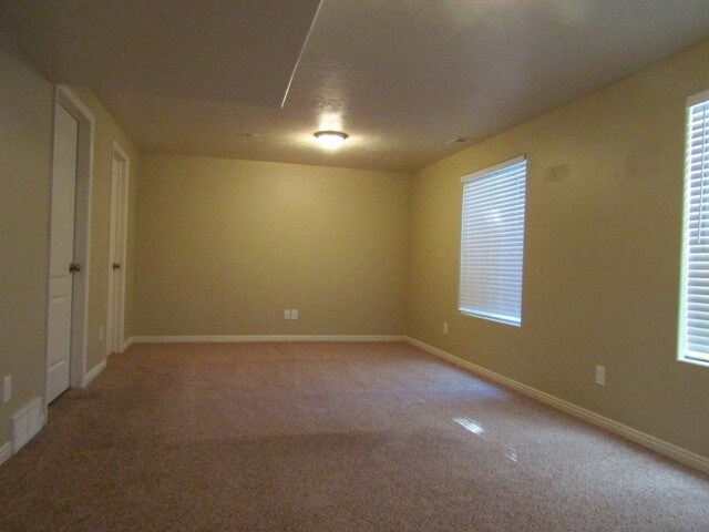 Building Photo - 858 N Wooden Ln