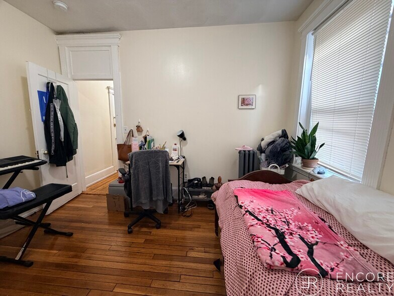 Building Photo - 440 Park Dr