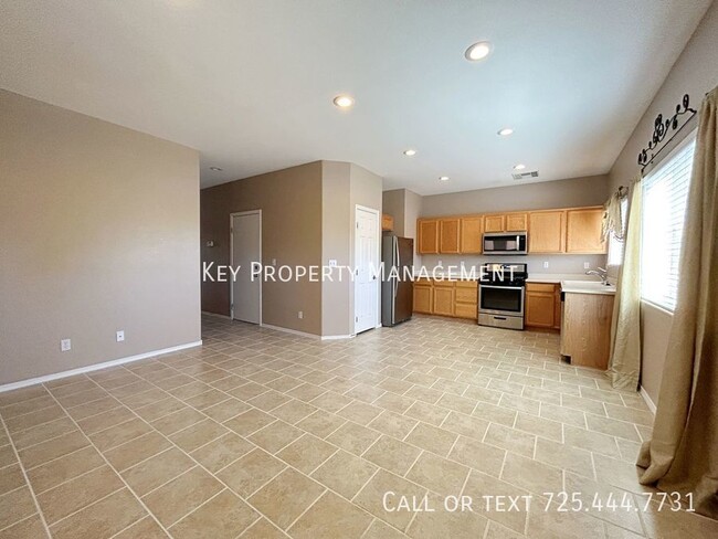 Building Photo - SPACIOUS 3 BEDROOM W/ LOFT IN THE SOUTHWEST