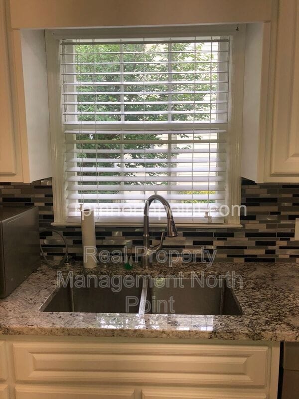 Building Photo - 1565 Maple Ridge Dr