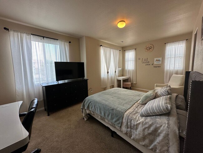 Building Photo - 2 Bed 3 Bath Townhouse with  2 Car Attache...