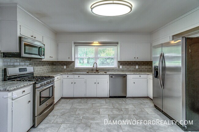 Building Photo - 1827 Parkridge Dr