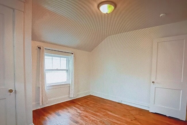 Building Photo - Minutes to Campus / 5 Bedroom / 2 Bathroom