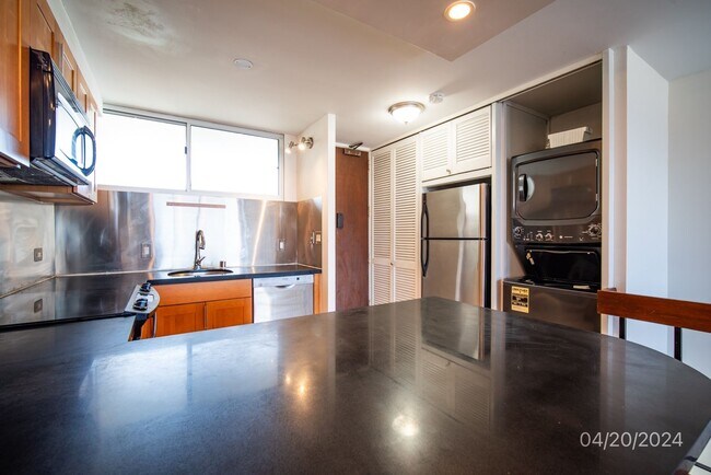 Building Photo - Clean 1BR/1BA/1PKG in Ala Wai Plaza Skyrise.