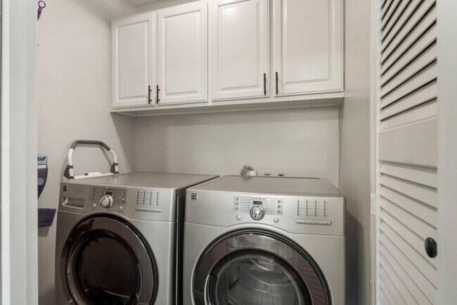 Building Photo - Enchanting Home @TU & Cherry Street