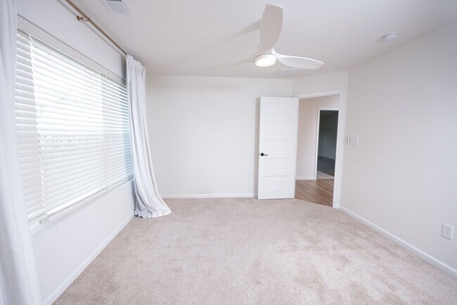 Building Photo - 245 Hollyhock Dr