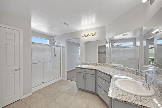 Building Photo - Large 4 bedroom home