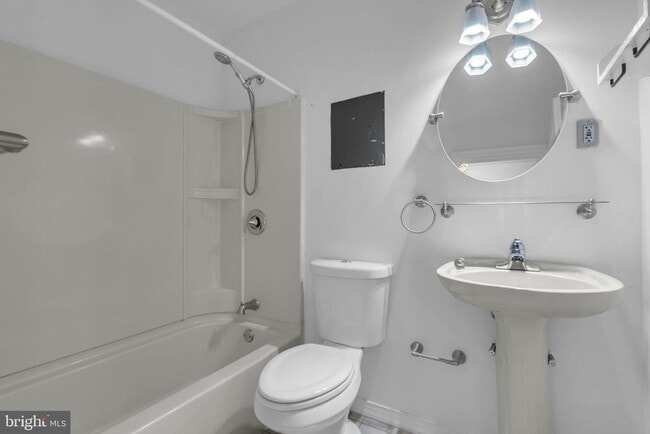 Building Photo - 1080 Crestview Dr