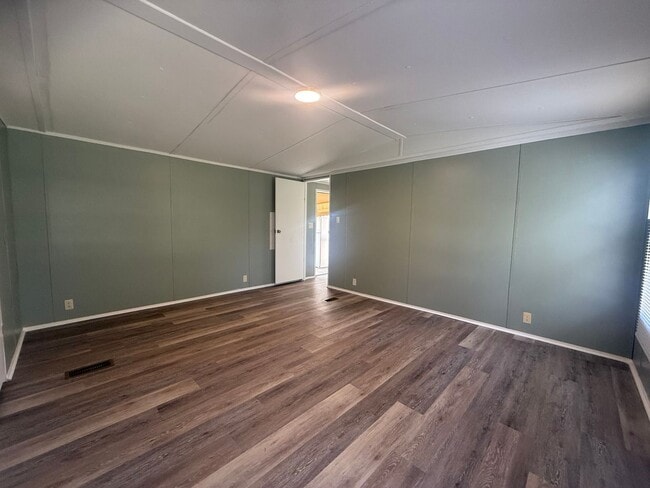 Building Photo - 2 Bedroom 2 Bath Mobile Home in Greenevill...