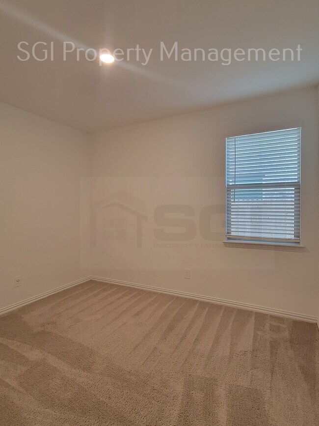 Building Photo - 3805 Thomas Plns Dr