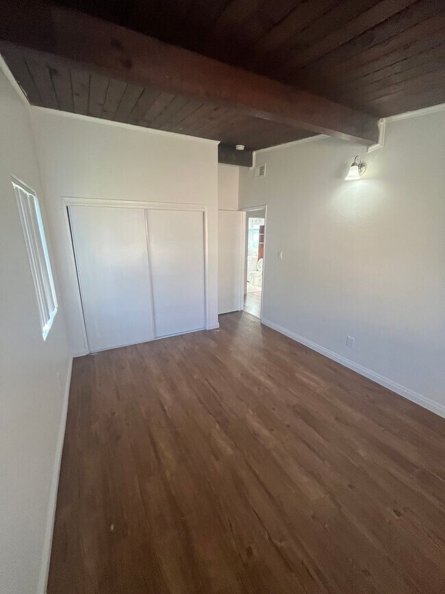 Building Photo - 5850 Cedarglen Dr