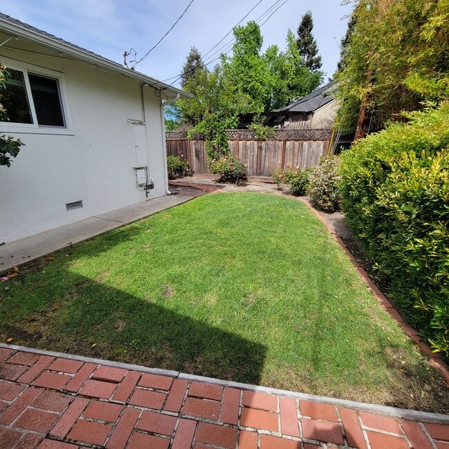 Building Photo - Well-Maintained Redwood City Home with Bonus Room & Private Yard