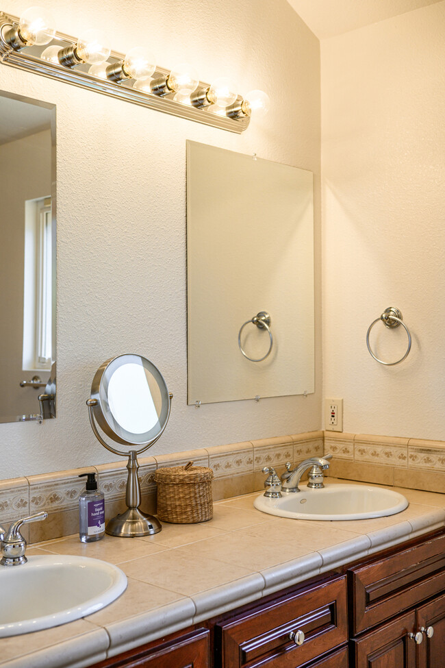 Building Photo - Chic Family house in West Covina