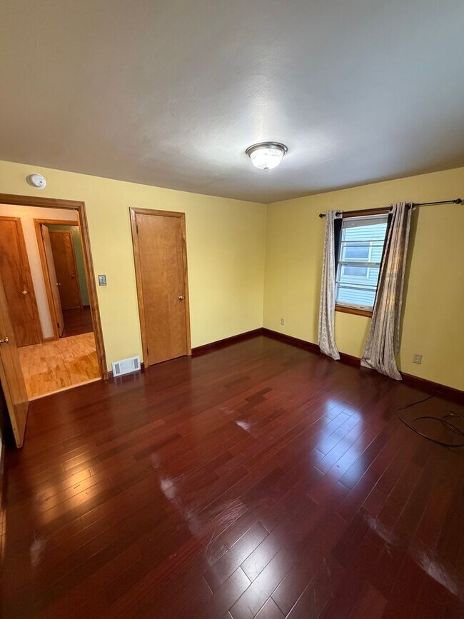 Building Photo - AVAILABLE NOW! - 2 Bed 1 Bath Home!