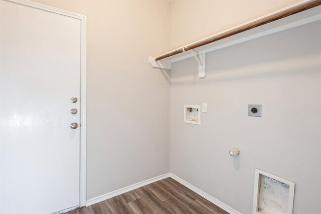 Building Photo - 7518 Mustang Corral Dr